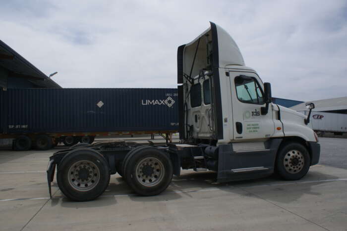 2015 Freightliner Cascadia - Image 2