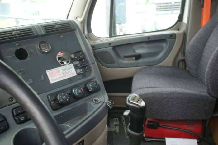 2015 Freightliner Cascadia - Image 6