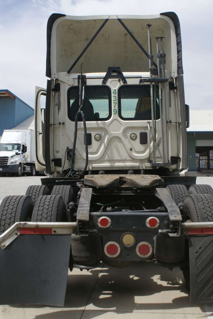 2015 Freightliner Cascadia - Image 3